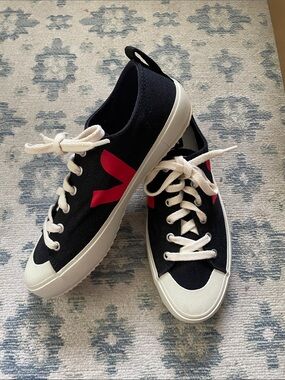 Black Veja canvas, sneakers brand new size women’s 8 (eu 39)